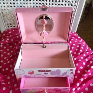 LITTLE GIRLS JEWELRY BOX WIND UP